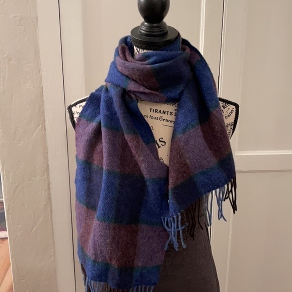 John Hanly & Co. LTD lambswool scarf from Ireland​​​​​​​ - Picture 2 of 3